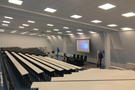 Конферентно оборудване университетска аула Оборудване на конферентни зали
