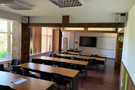 Зала за презентации и обучения Институт по Публична Администрация Оборудване на конферентни зали