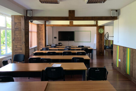 Зала за презентации и обучения Институт по Публична Администрация Оборудване на конферентни зали