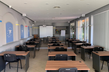 Зала за презентации и обучения Институт по Публична Администрация Оборудване на конферентни зали