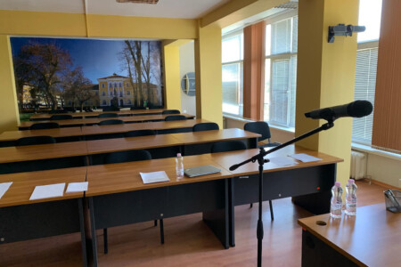 Зала за презентации и обучения Институт по Публична Администрация Оборудване на конферентни зали
