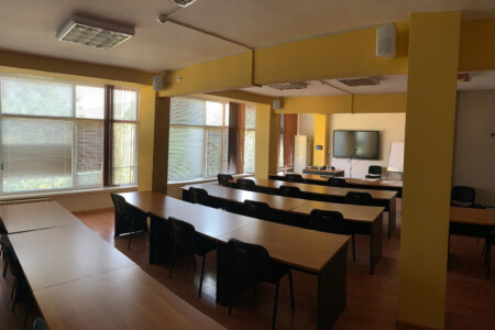 Зала за презентации и обучения Институт по Публична Администрация Оборудване на конферентни зали