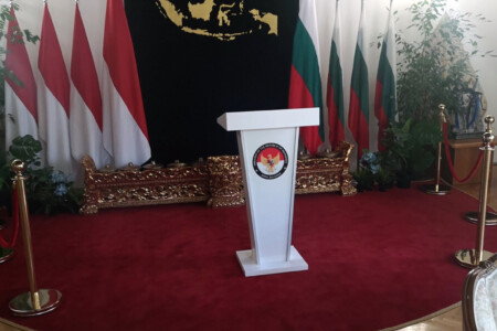 Проектиране, изработка и брандиране на катедра Продажба на конферентна техника и оборудване