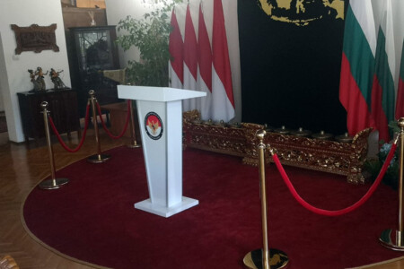 Проектиране, изработка и брандиране на катедра Продажба на конферентна техника и оборудване