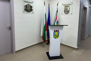 Проектиране, изработка и брандиране на катедра Продажба на конферентна техника и оборудване
