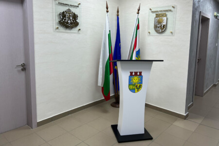 Проектиране, изработка и брандиране на катедра Продажба на конферентна техника и оборудване