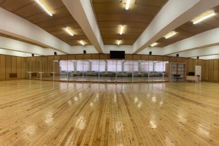 Зала за спортни танци, балет и хореография (Комплект озвучаване) Продажба на конферентна техника и оборудване