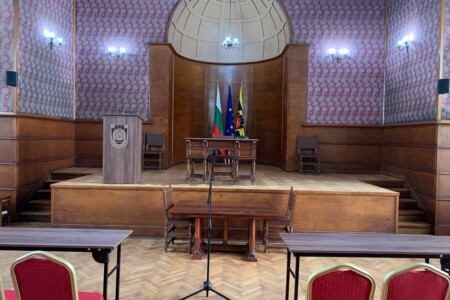 Зала за събития минна Дирекция гр. Перник - Озвучителна система и дискусионна микрофонна система BOSCH, конферентна катедра и конферентно обзавеждане Продажба на конферентна техника и оборудване