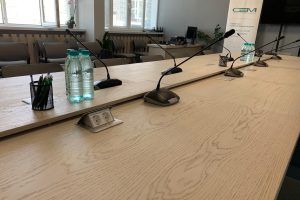 Цялостно проектиране на заседателна зала - Производство на заседателна маса - Озвучителна и дискусионна система BOSCH Продажба на конферентна техника и оборудване