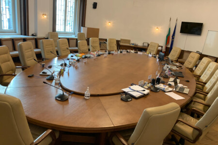 Заседателна зала на Централна Избирателна Комисия (ЦИК) - Дискусионна микрофонна система BOSCH Продажба на конферентна техника и оборудване