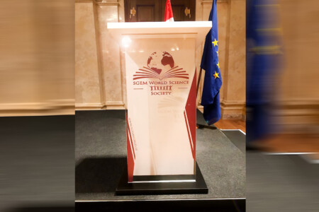 Проектиране, изработка и брандиране на катедра Продажба на конферентна техника и оборудване