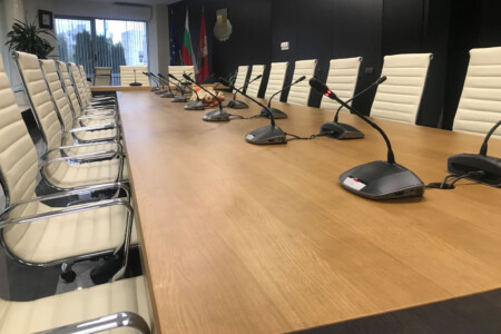 Заседателна зала в областна администрация (Цифрова конферентна микрофонна система BOSCH) Продажба на конферентна техника и оборудване