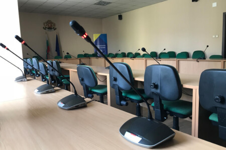 Заседателна зала в областна администрация (Цифрова конферентна микрофонна система BOSCH) Продажба на конферентна техника и оборудване