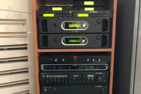 Заседателна зала в областна администрация (Цифрова микрофонна и преводаческа система BOSCH) Продажба на конферентна техника и оборудване